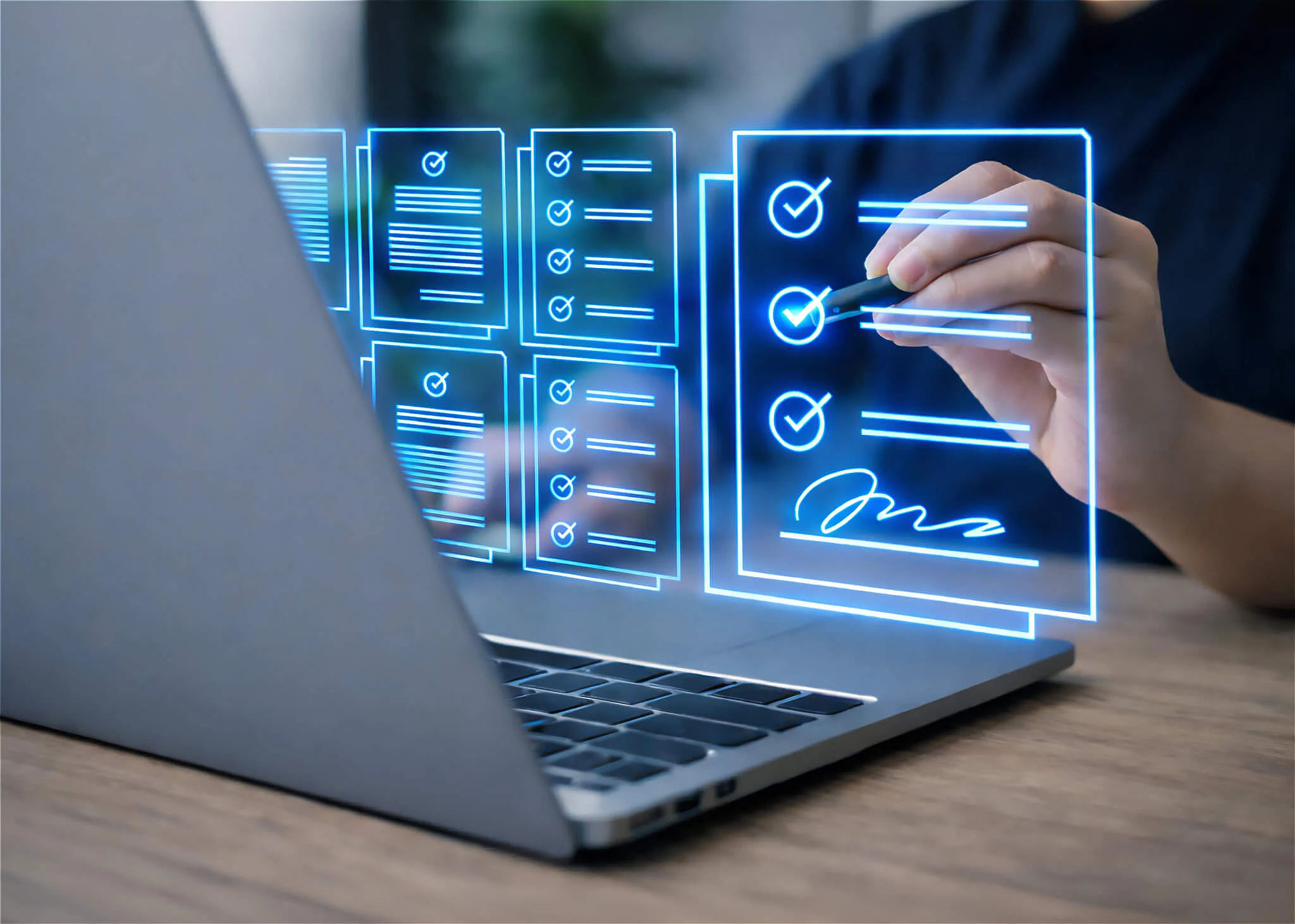 Laptop mit Dokumenten als Hologramm-Overlasy