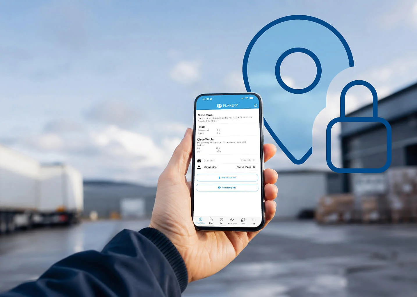 Mitarbeiter stempelt per App am Einsatzort im Industriegebiet
