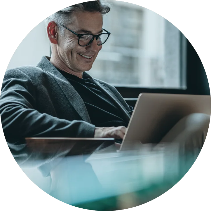 Hier sieht man einen Mann der Mithilfe von Planery seinen Arbeitsaufwand für die Dienstplanung, Zeiterfassung und Urlaubsverwaltung reduzieren konnte.