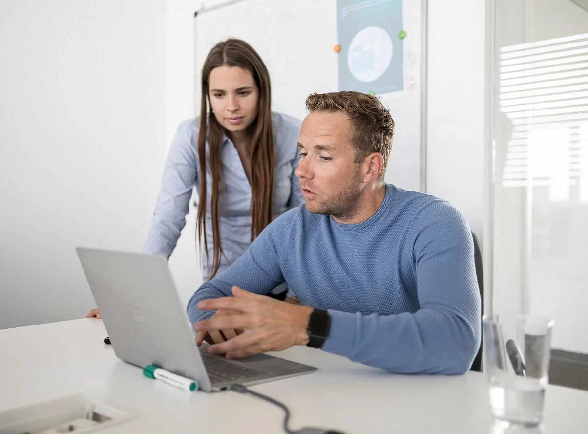 Unser Team Abbildung von zwei Teammitgliedern die gemeinsam an der Produktentwicklug arbeiten.