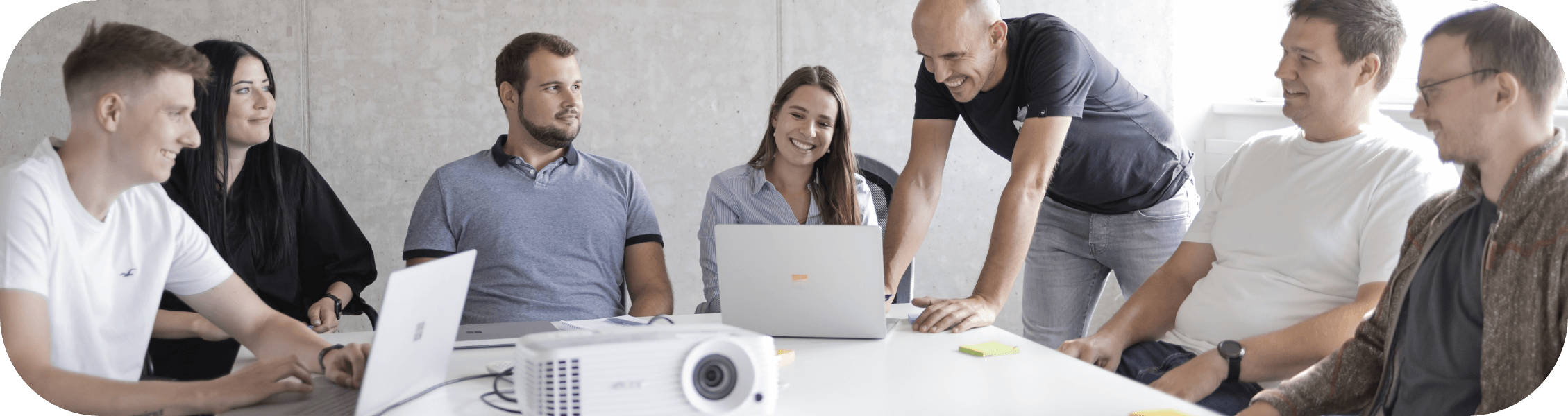 Teamarbeit bei Planery In diesem Bild sieht man das Planery-Team beim gemeinsamen Brainstorming.