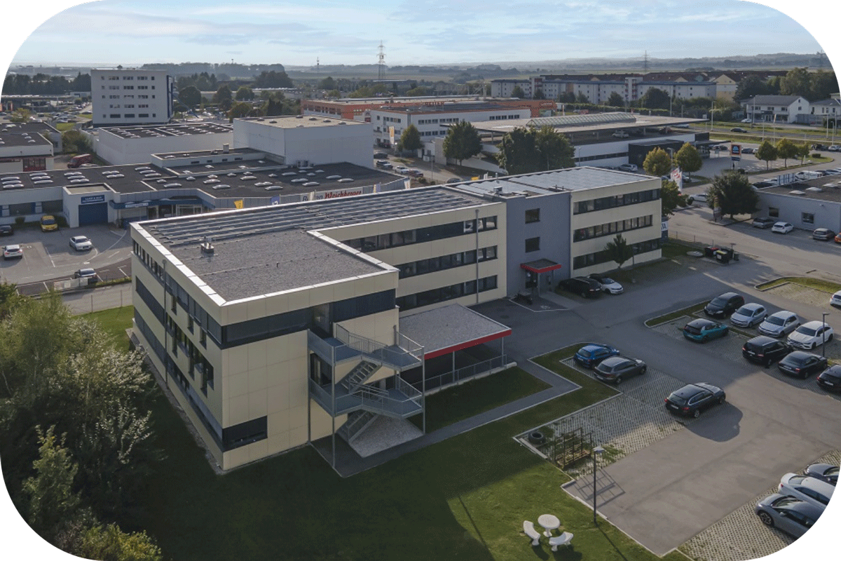 Hier sieht man eine Drohnenaufnahme von dem modernen Bürogebäude in Leonding / Linz.